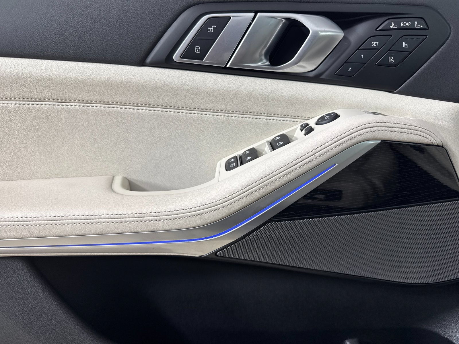 2026 BMW X7 M60i — full photo 11 of 30