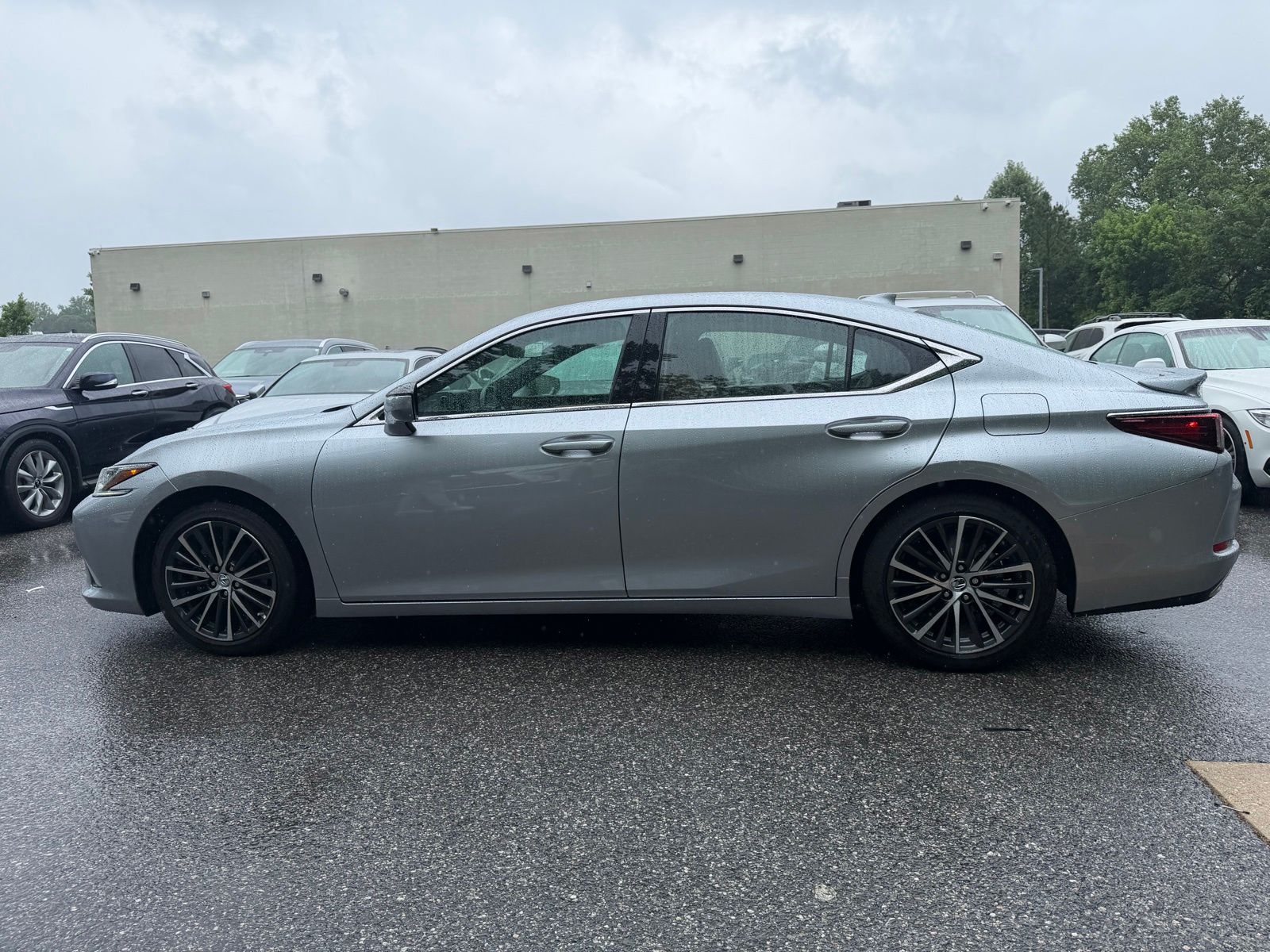 View vehicle photo 4