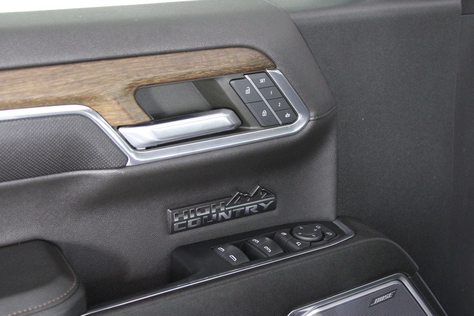 Used 2023 Iridescent Pearl Tricoat Chevrolet High Country image 9