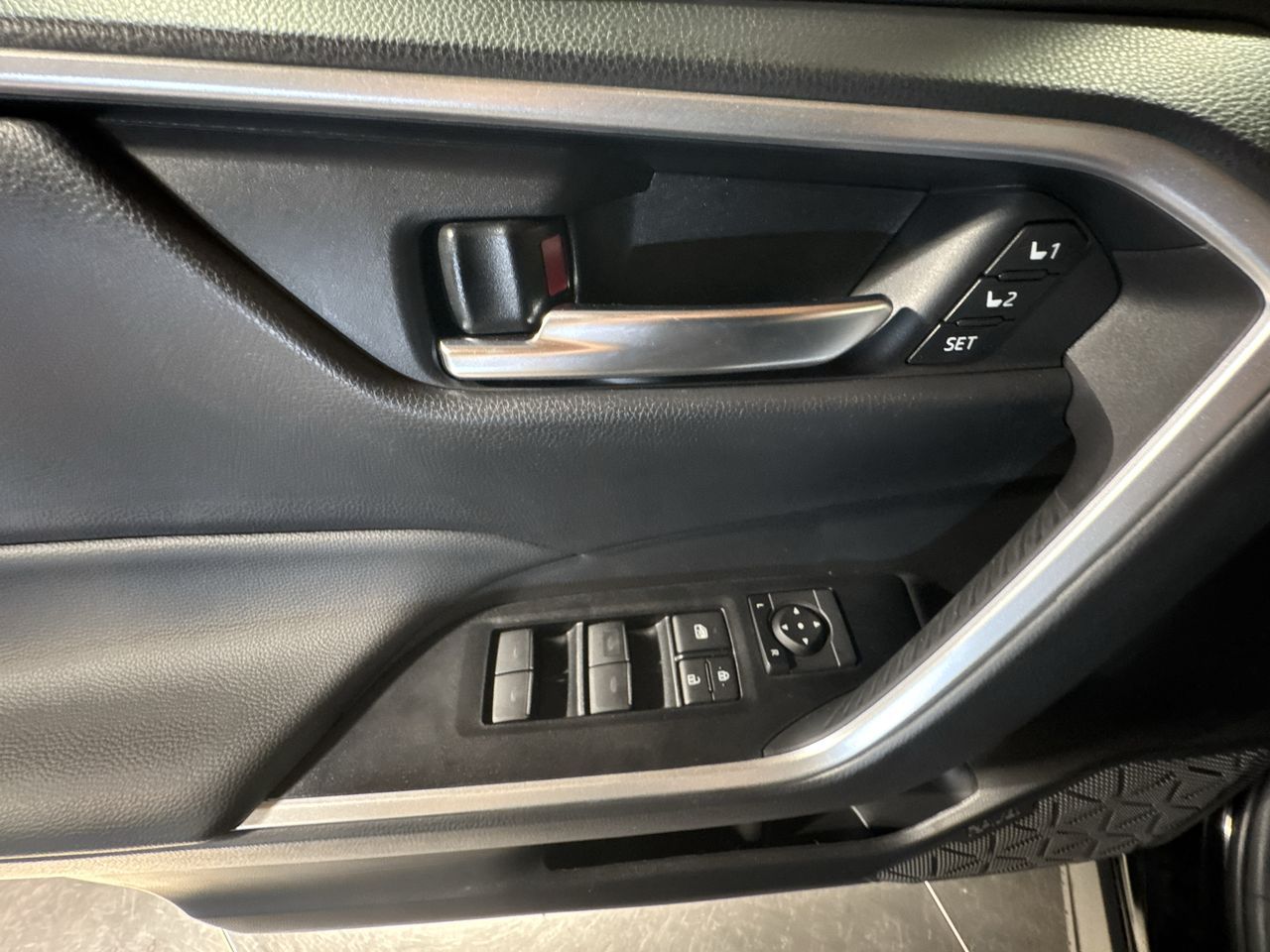 2025 Toyota RAV4 XLE Premium photo 15