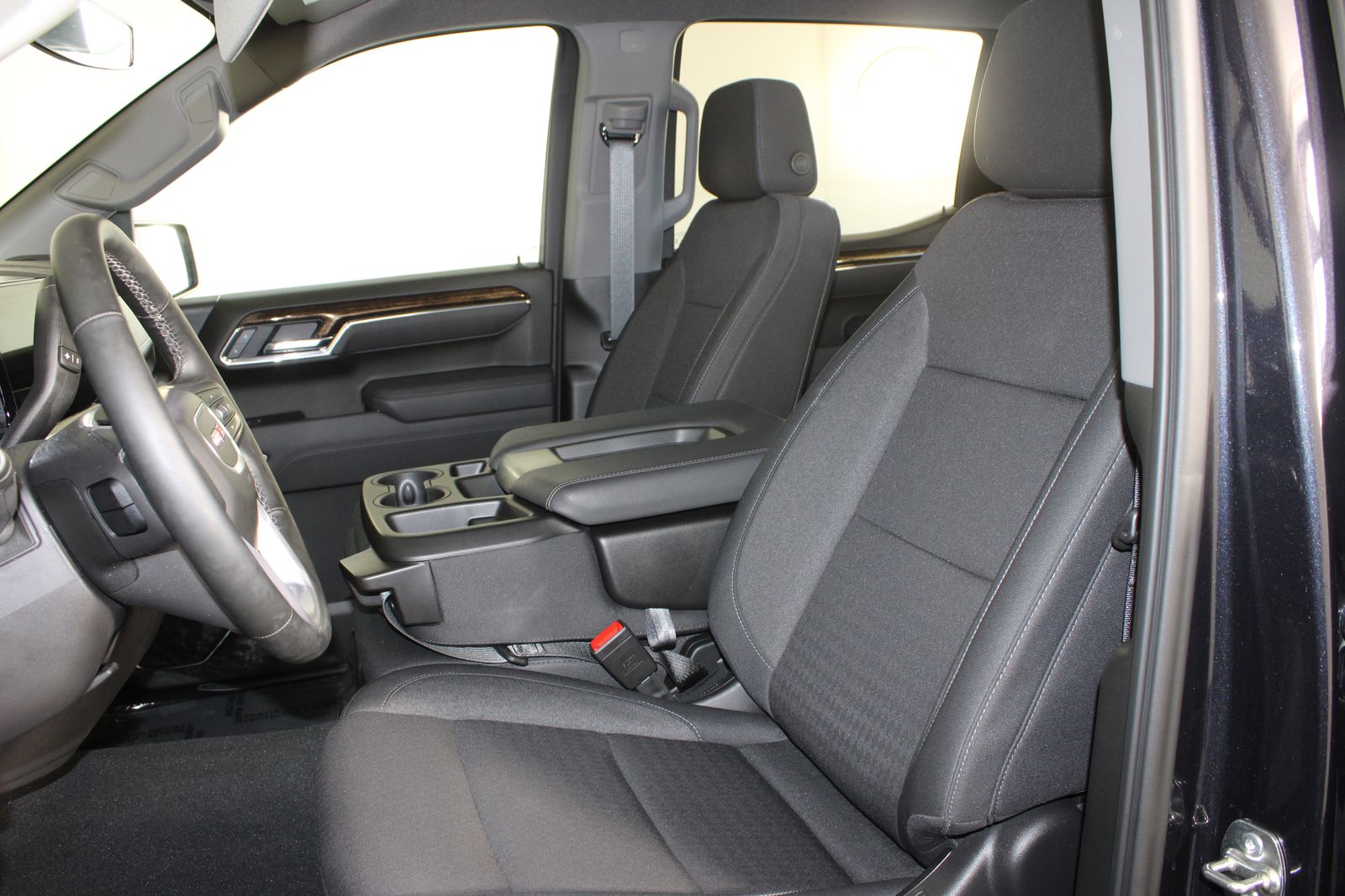 Used 2025 Silver GMC Elevation image 9