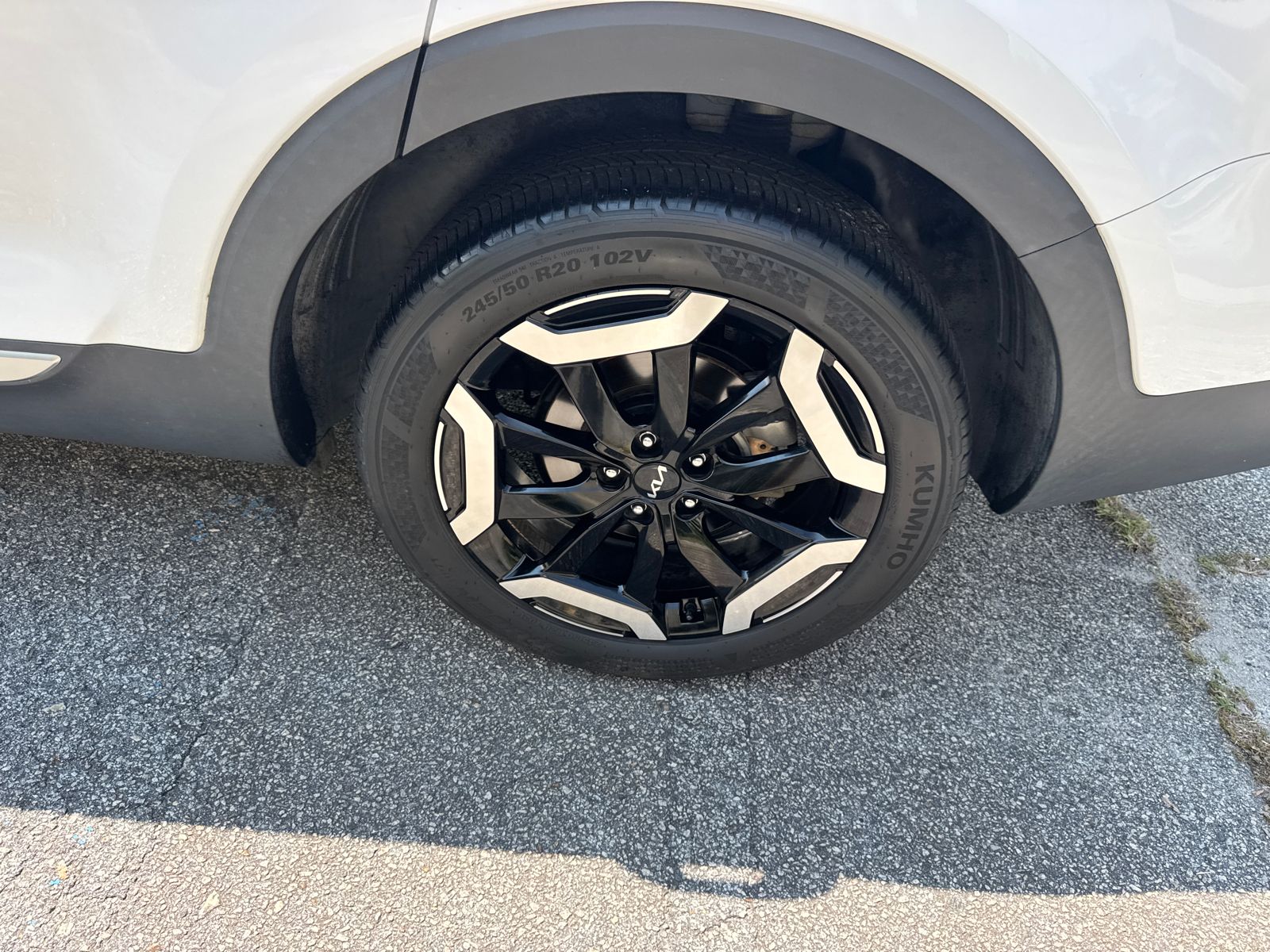 Used 2023 White Kia S image 19