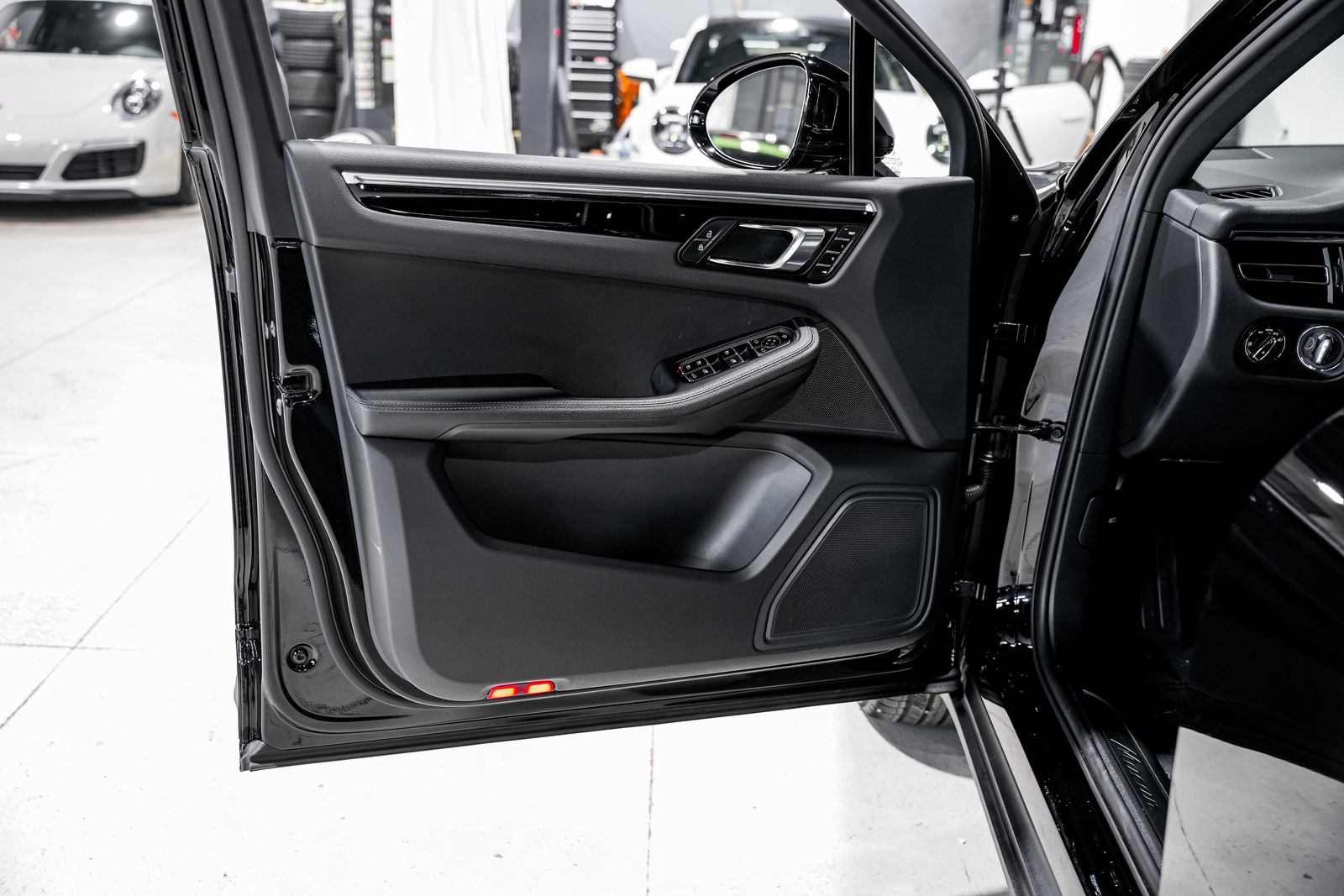 2024 Porsche Macan Base — photo 19