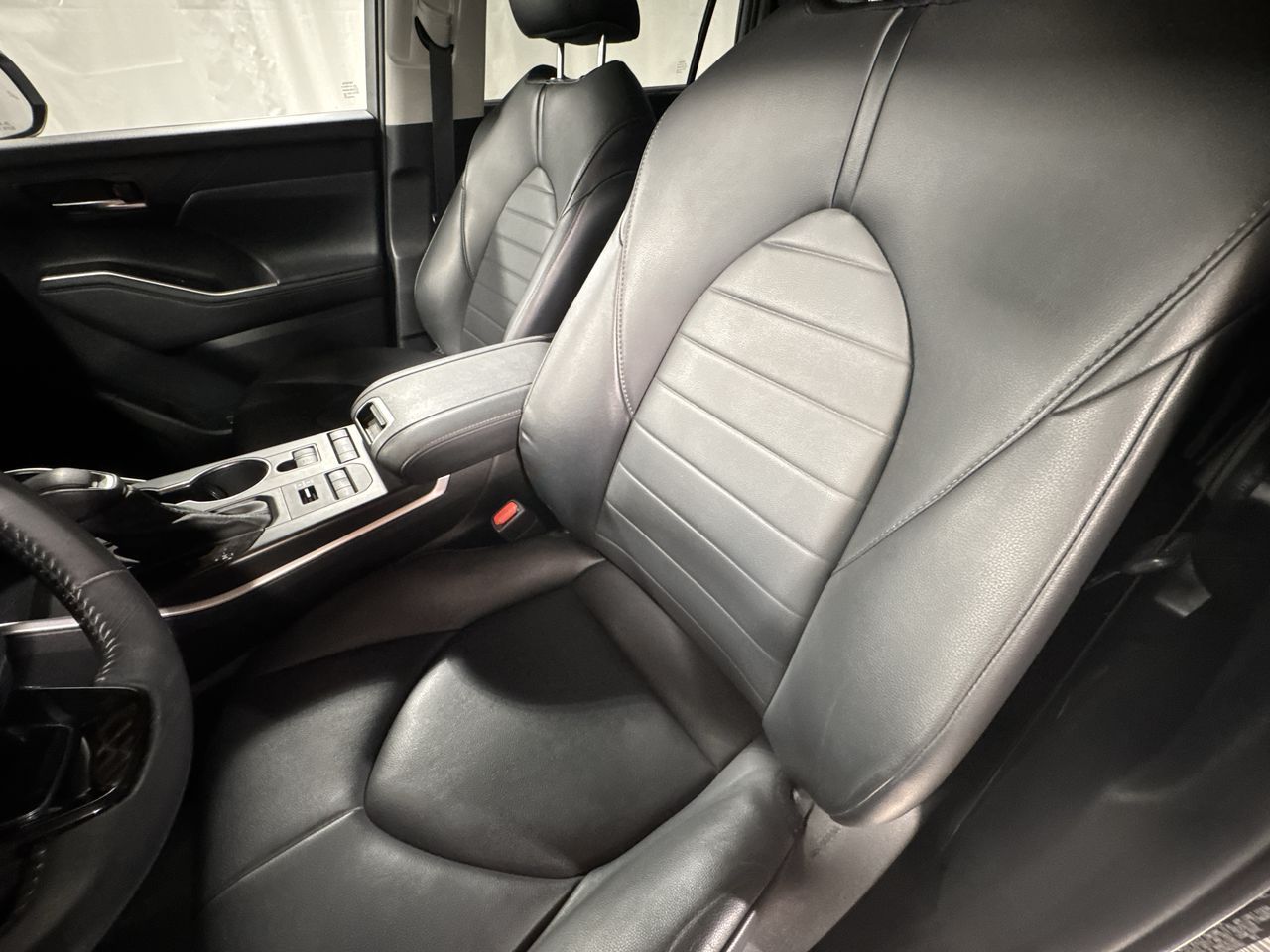 2021 Toyota Highlander XLE photo 17
