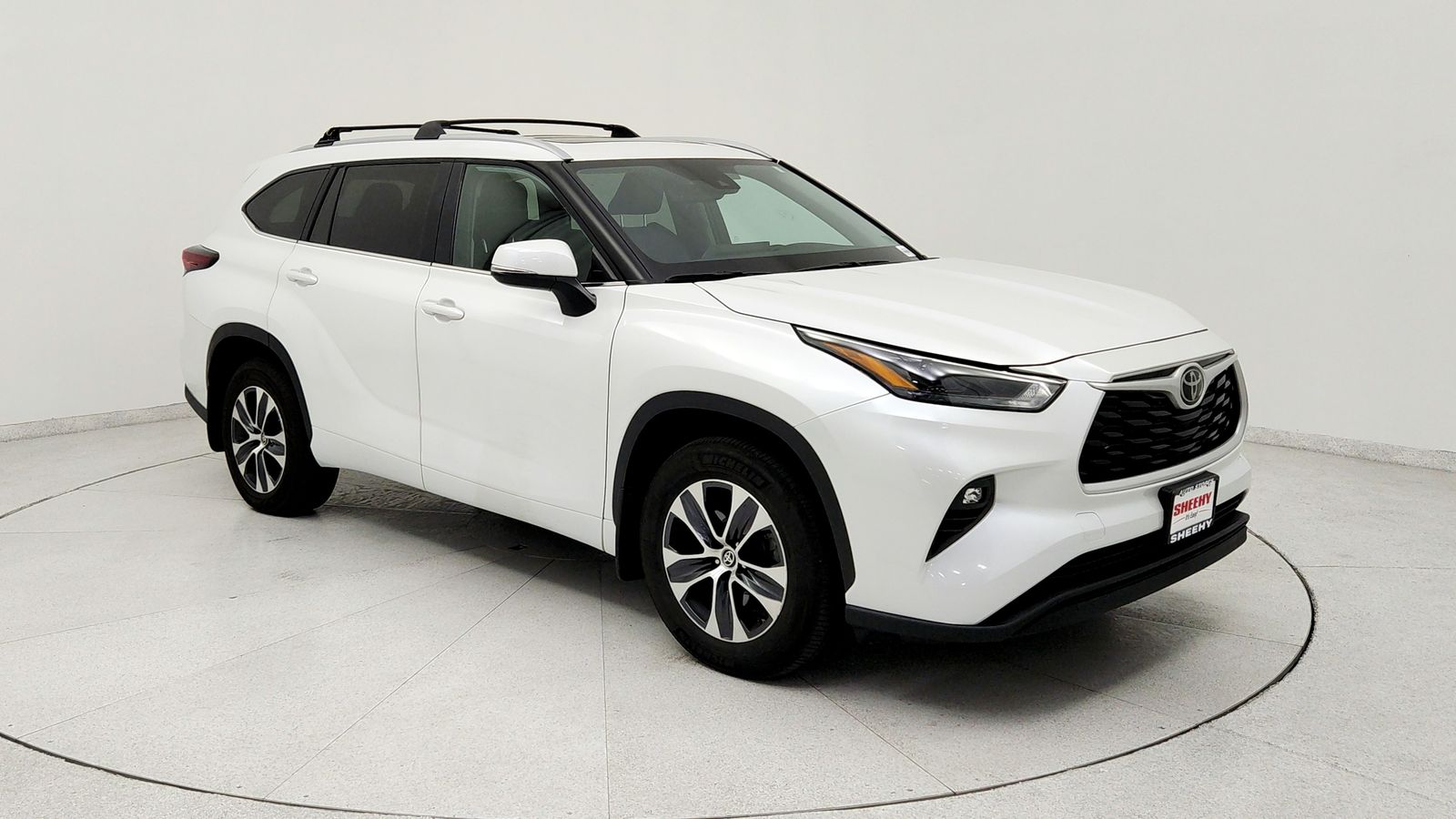 Pearl 2024 Toyota Highlander XLE AWD SUV / Crossover All-Wheel Drive 8-Speed Automatic