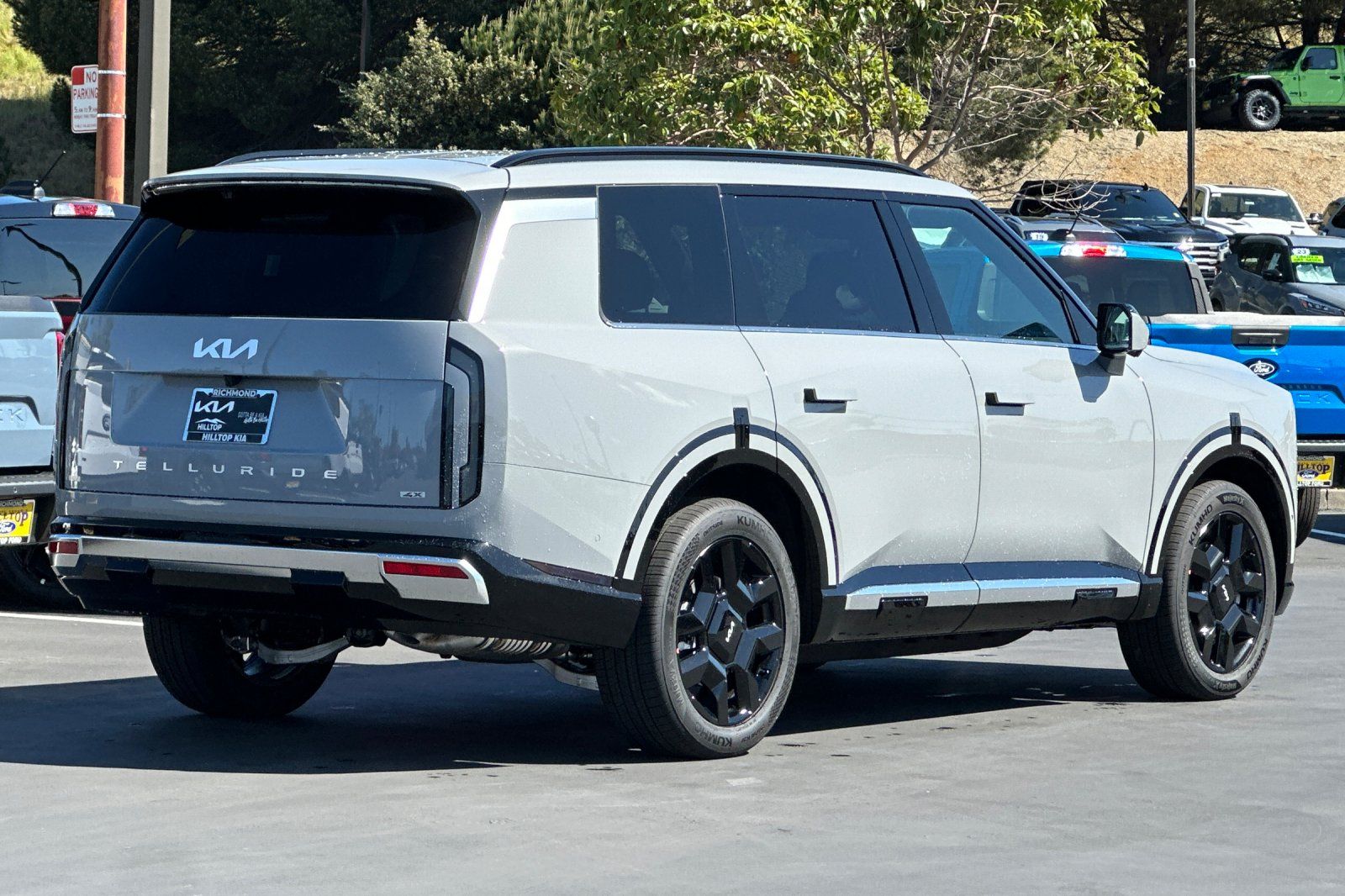 View vehicle photo 4