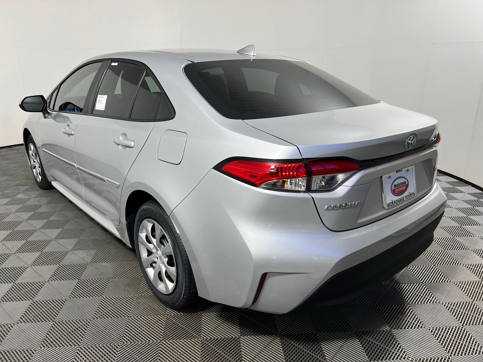 View vehicle photo 7