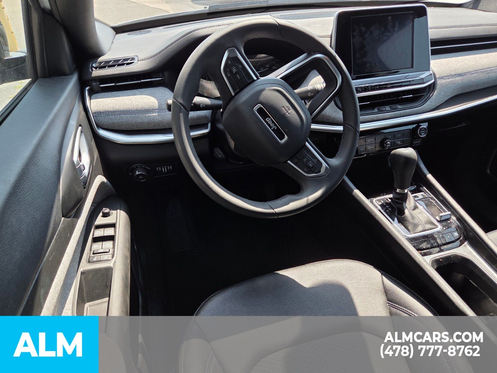 Used 2025 White Jeep Latitude image 11