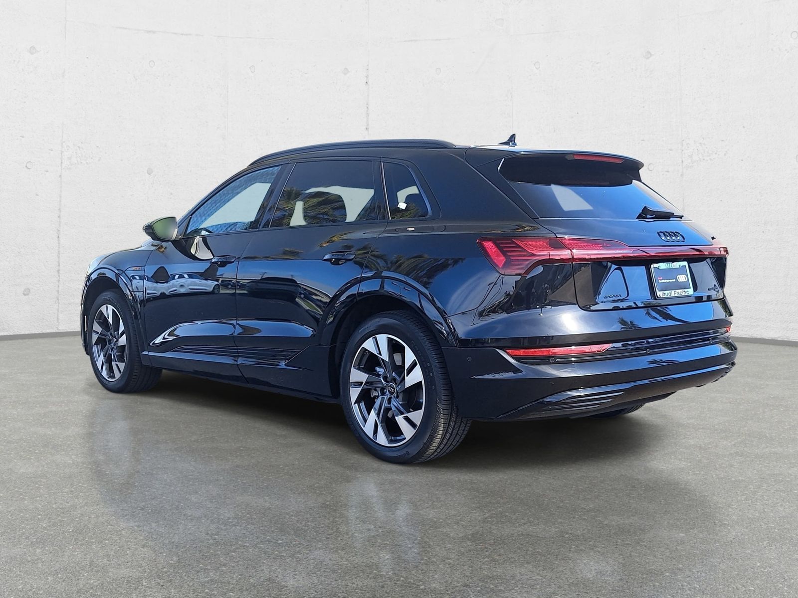 View vehicle photo 7