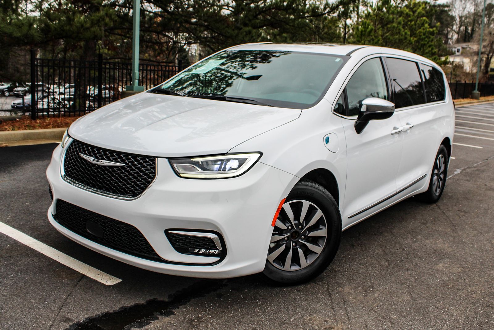 Bright White Clearcoat 2023 Chrysler Pacifica Hybrid Minivan Front-Wheel Drive Continuously Variable Transmission