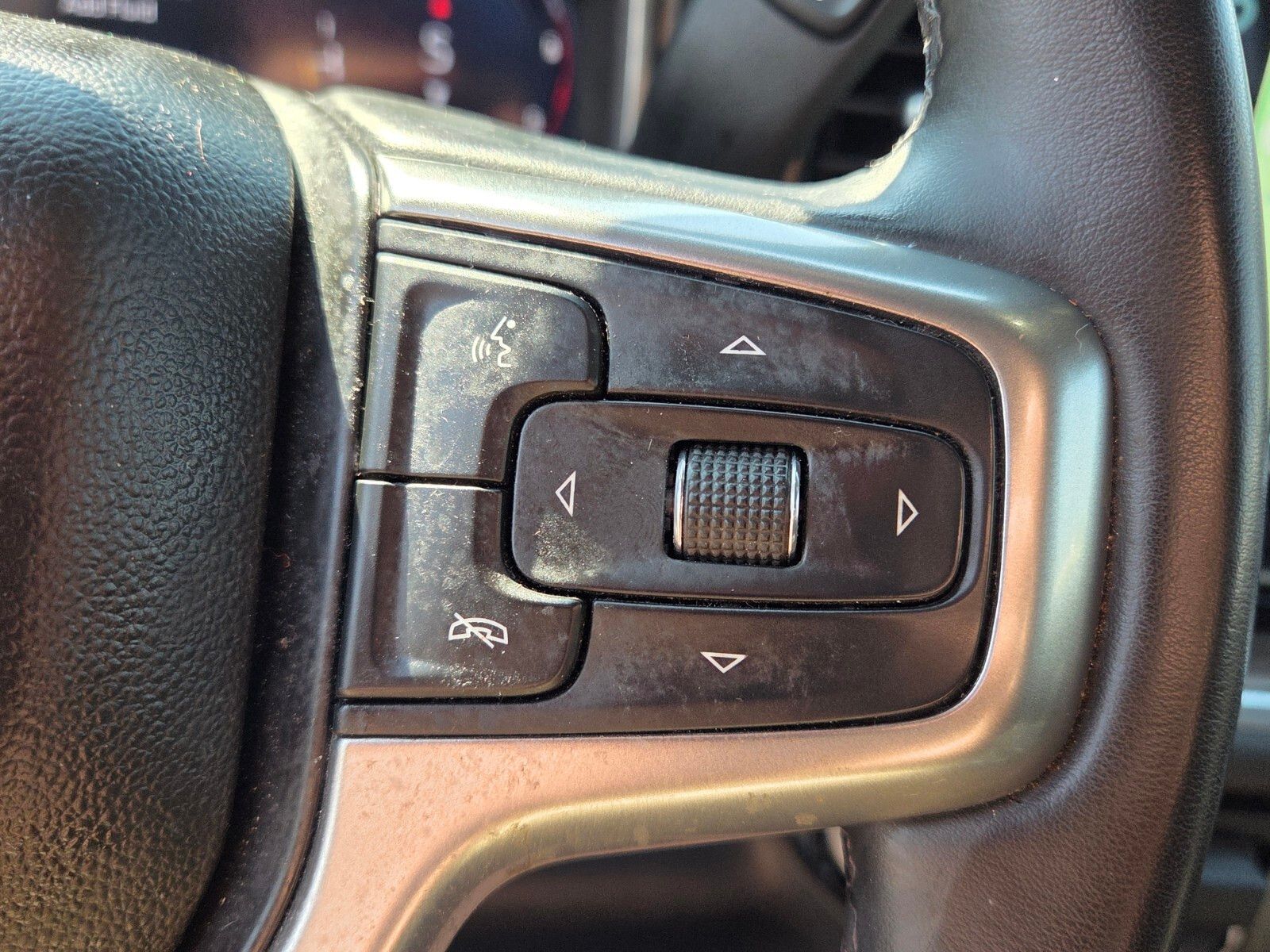 Used 2025 White Chevrolet LT image 28