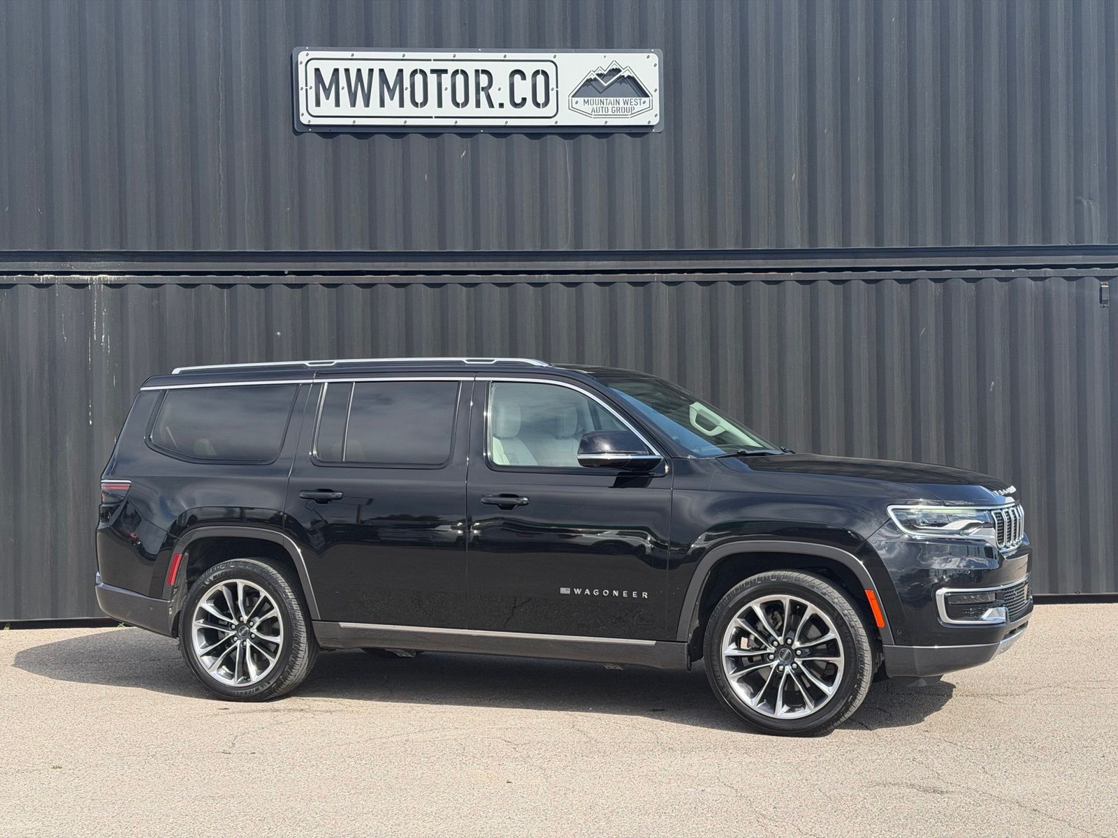 Diamond Black Crystal Pearlcoat 2022 Jeep Wagoneer SUV / Crossover Four-Wheel Drive 8-Speed Automatic