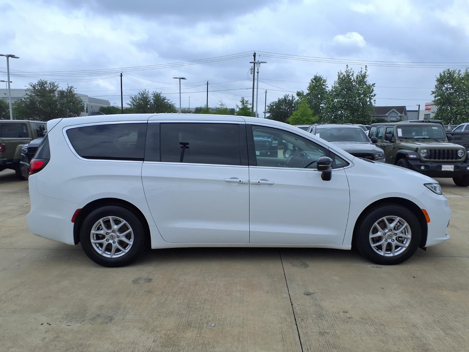 2024 Chrysler Pacifica Touring L - 3