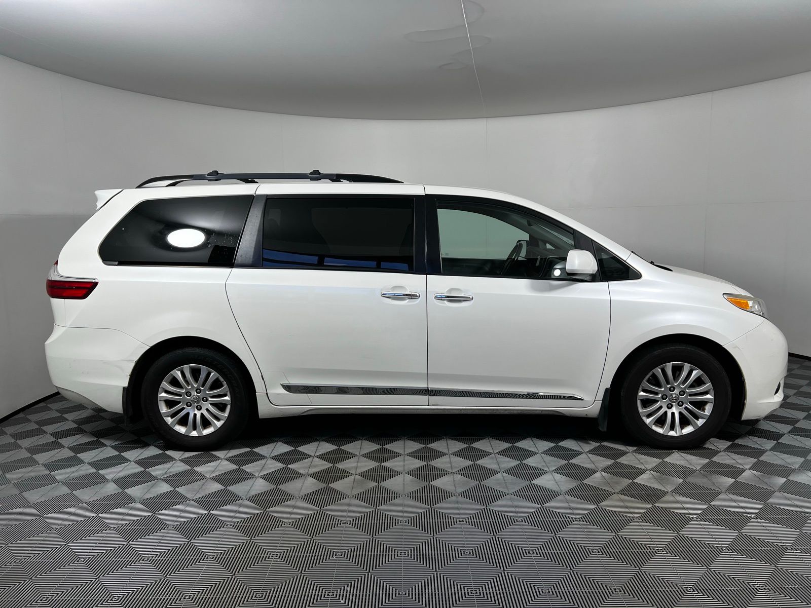 Thumbnail: 2016 Toyota Sienna - 4