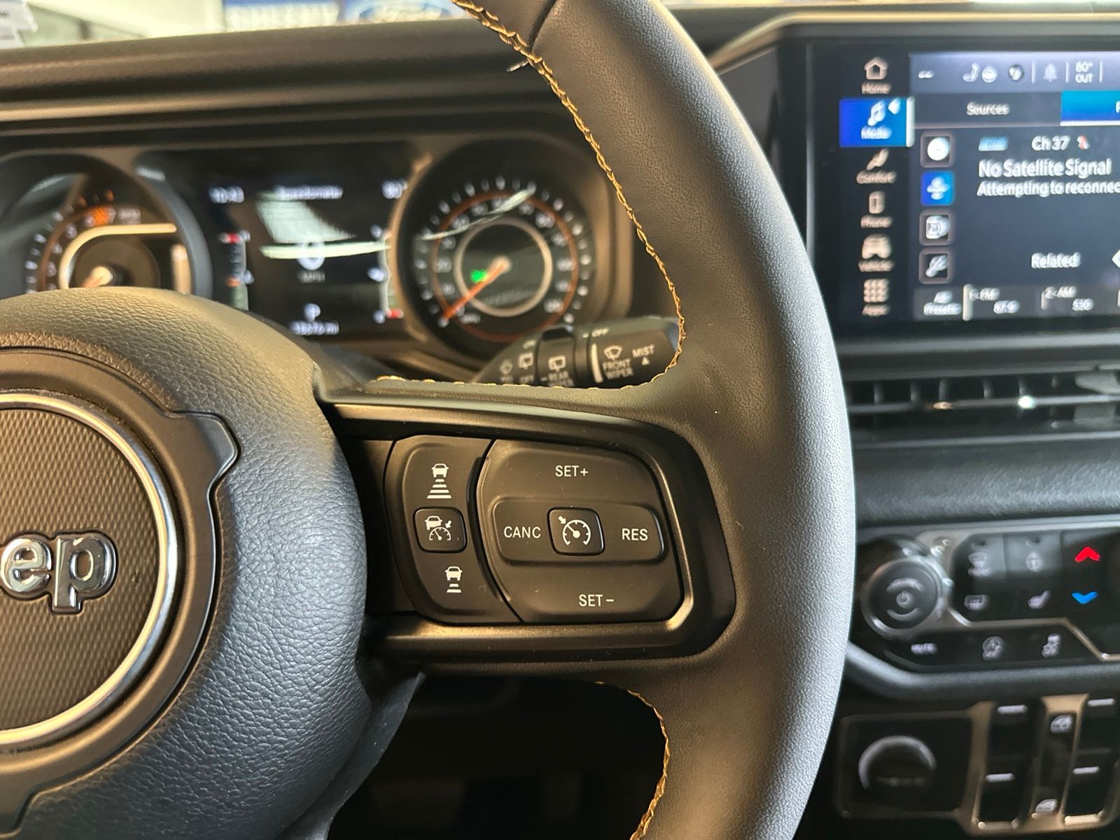 Used 2024 Earl Clearcoat Jeep Sport S image 23