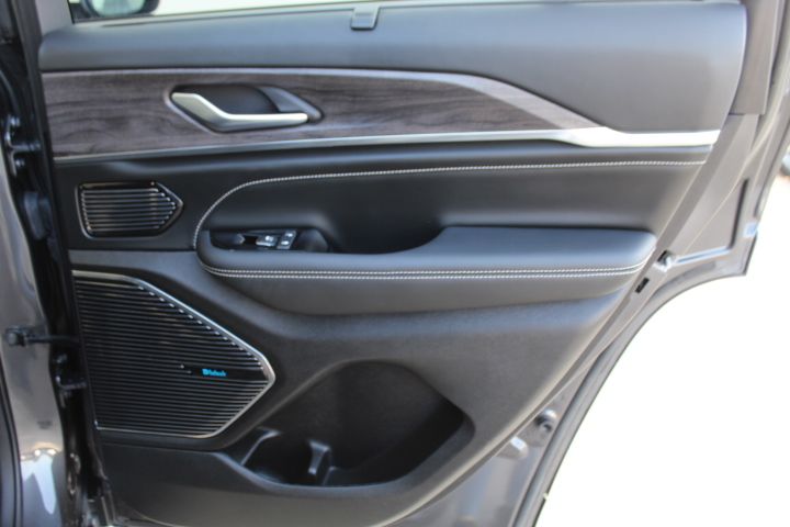 Used Car 2022 Jeep Grand Cherokee  Overland For Sale Under $40,000 In Austin, Texas
