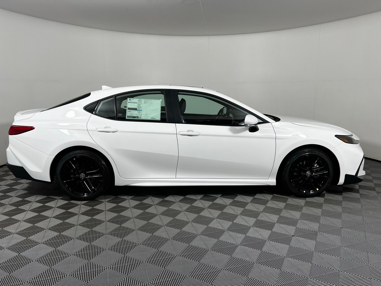 2025 Toyota Camry SE 4