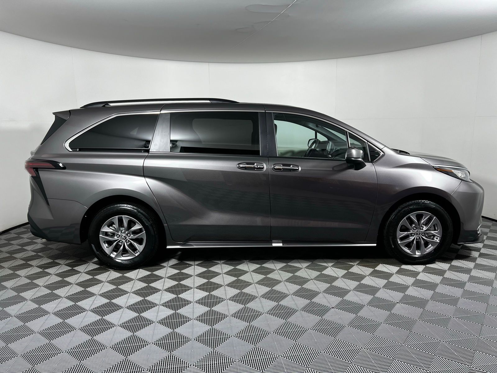 2023 Toyota Sienna XLE 11