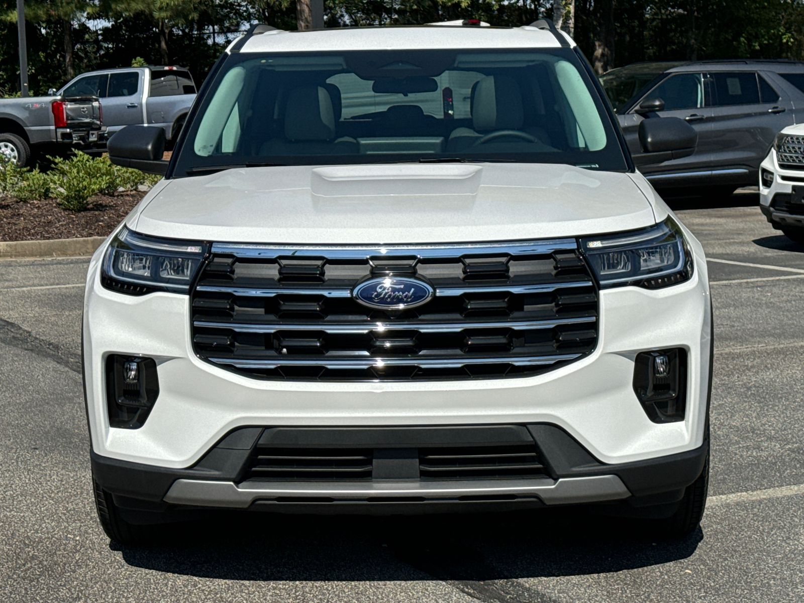 2025 Ford Explorer photo 2