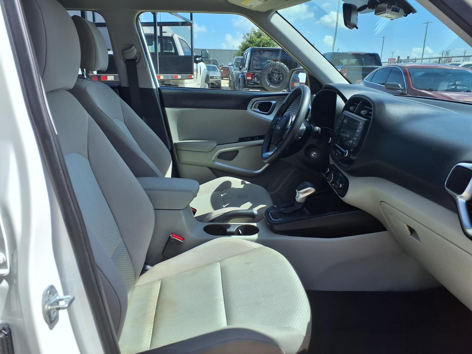 2022 Kia Soul LX White at Gullo Toyota