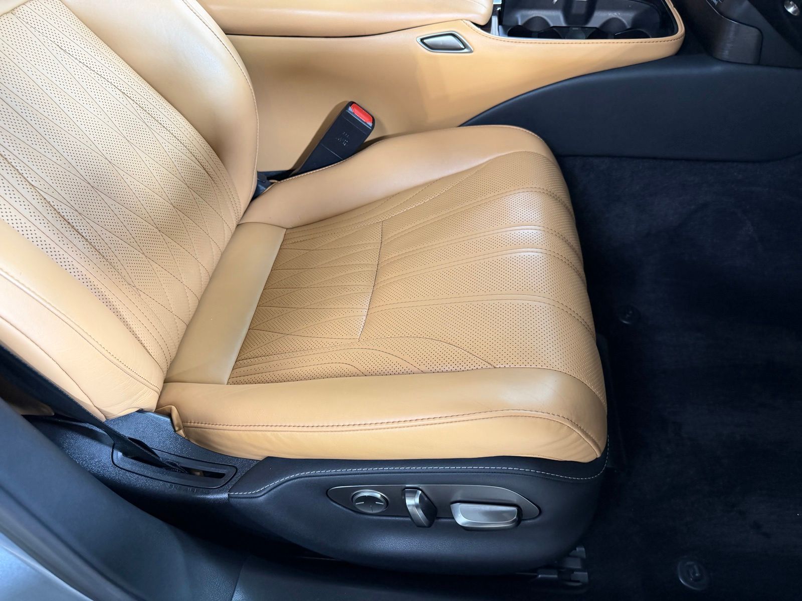 Used 2021 Silver Lexus 500 AWD image 36