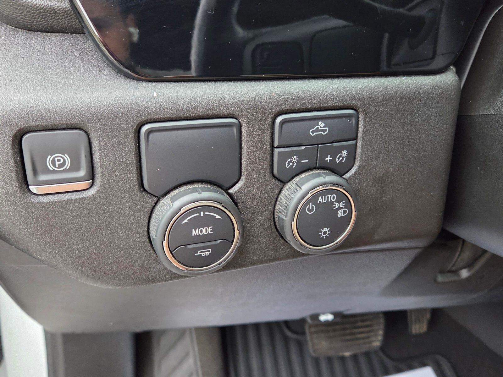 Used 2025 White Chevrolet LT image 27