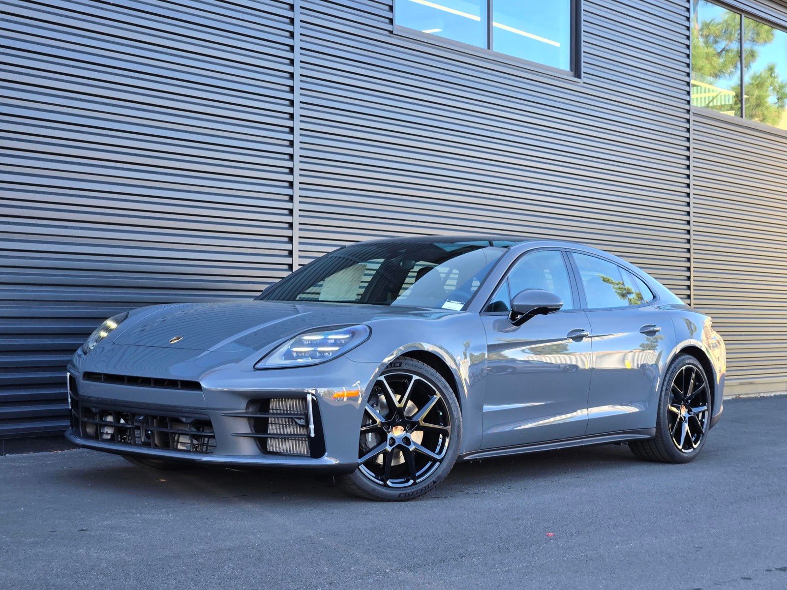 2026 Porsche Panamera 4 — full photo 1 of 27