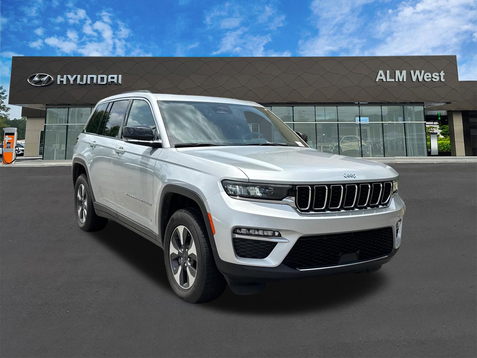 Used 2024 Silver Jeep 4xe image 3