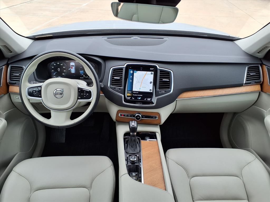 2022 Volvo XC90 T6 Momentum Silver at DeMontrond Auto Country