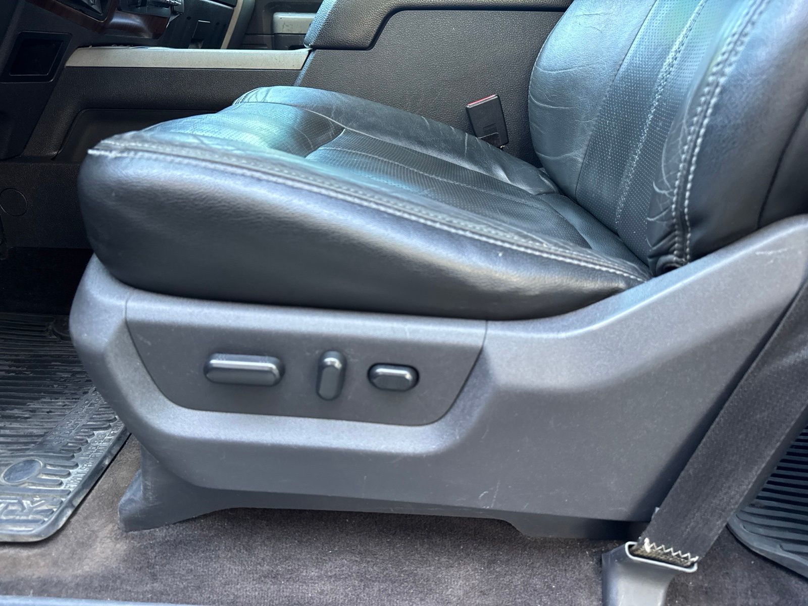 Used 2015 Tuxedo Black Metallic Ford Lariat image 33