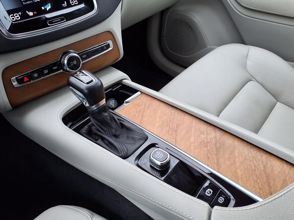 2022 Volvo XC90 T6 Momentum Silver at DeMontrond Auto Country