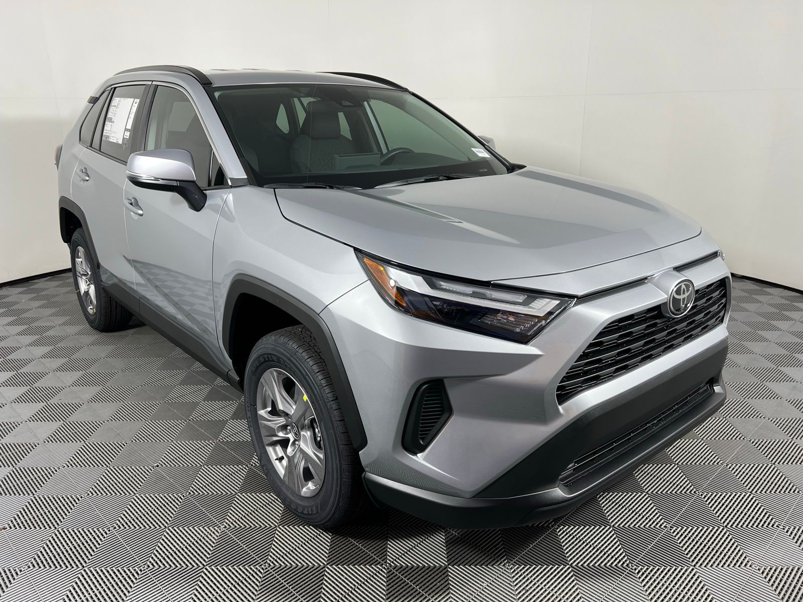 2025 Toyota RAV4 XLE 3