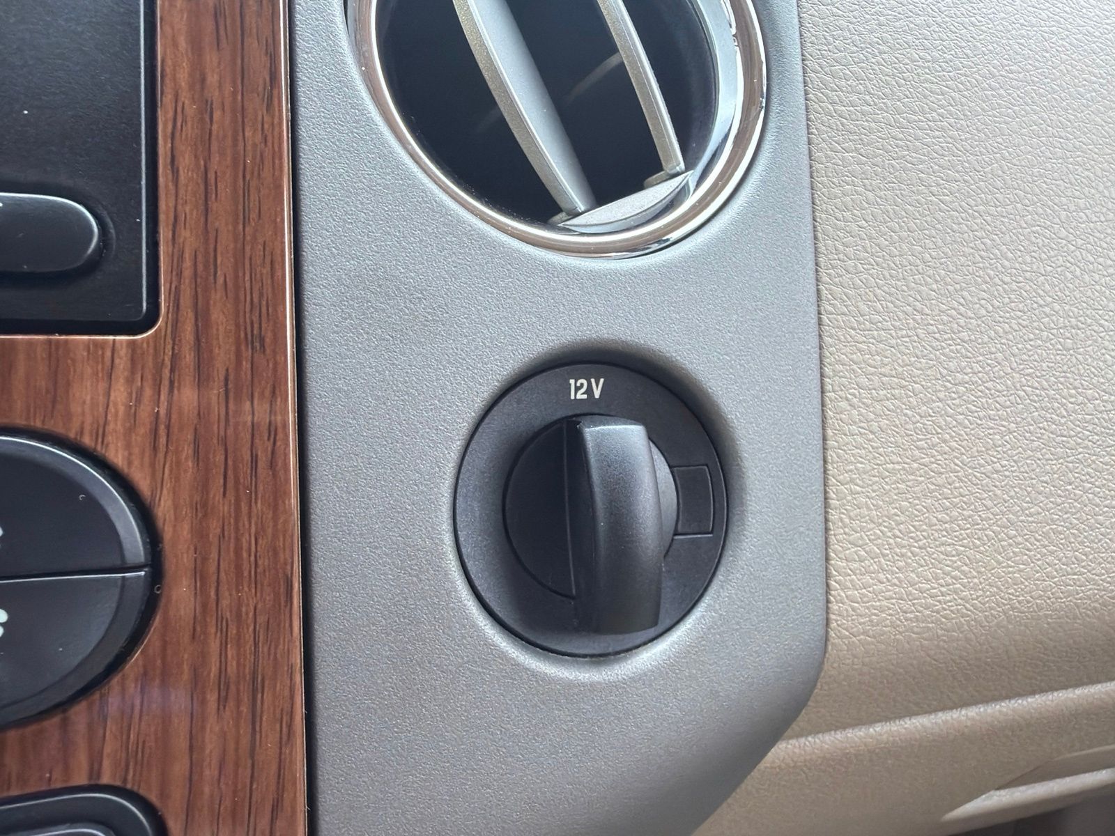 Used 2004  Ford Lariat image 21