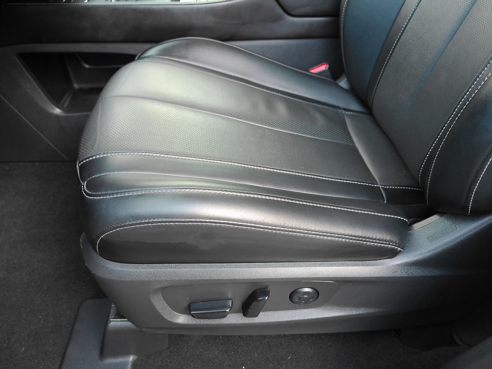 Used 2023 White INFINITI PURE image 34