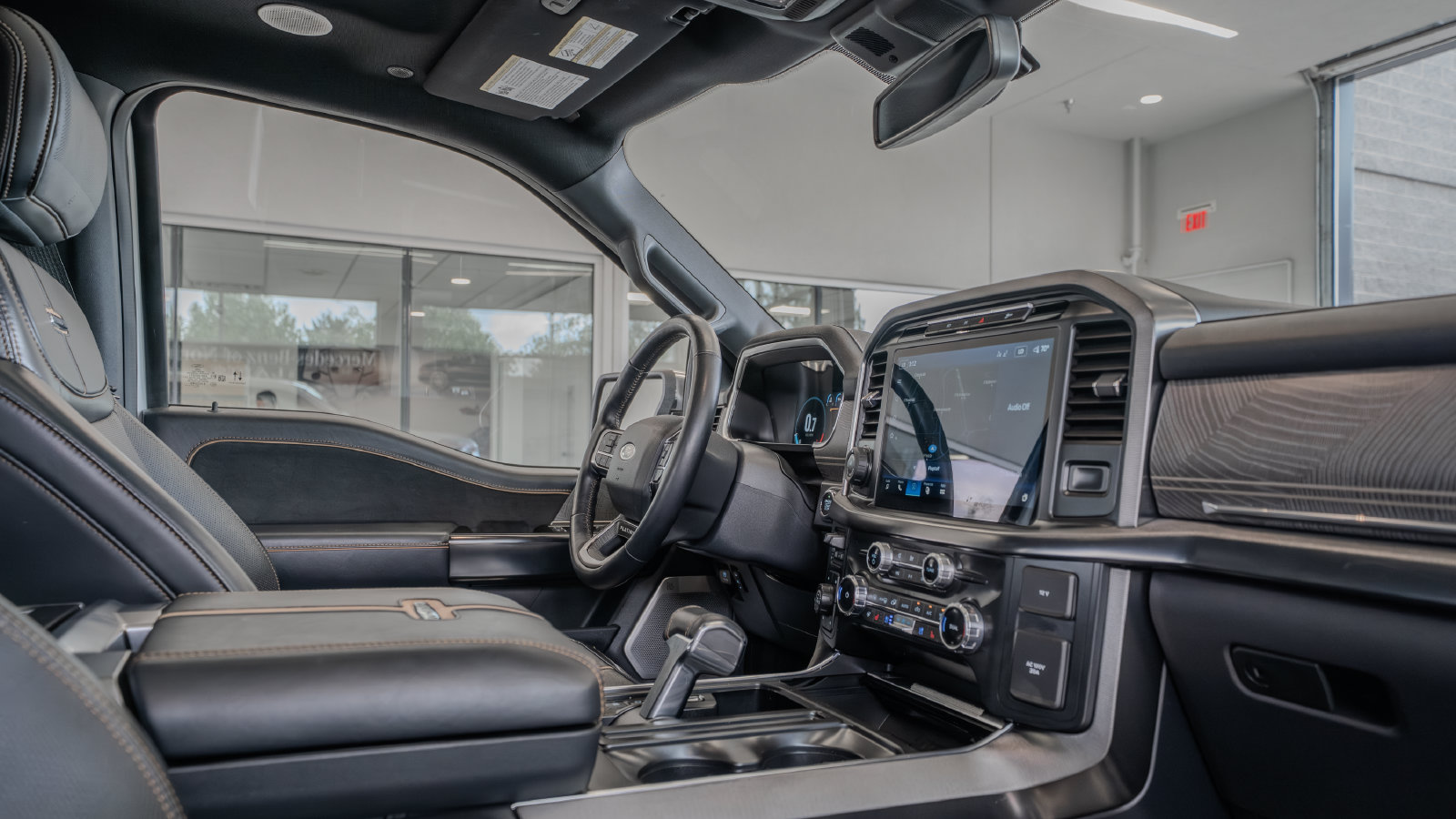 2022 Ford F-150 Platinum — foto completa 18 de 33