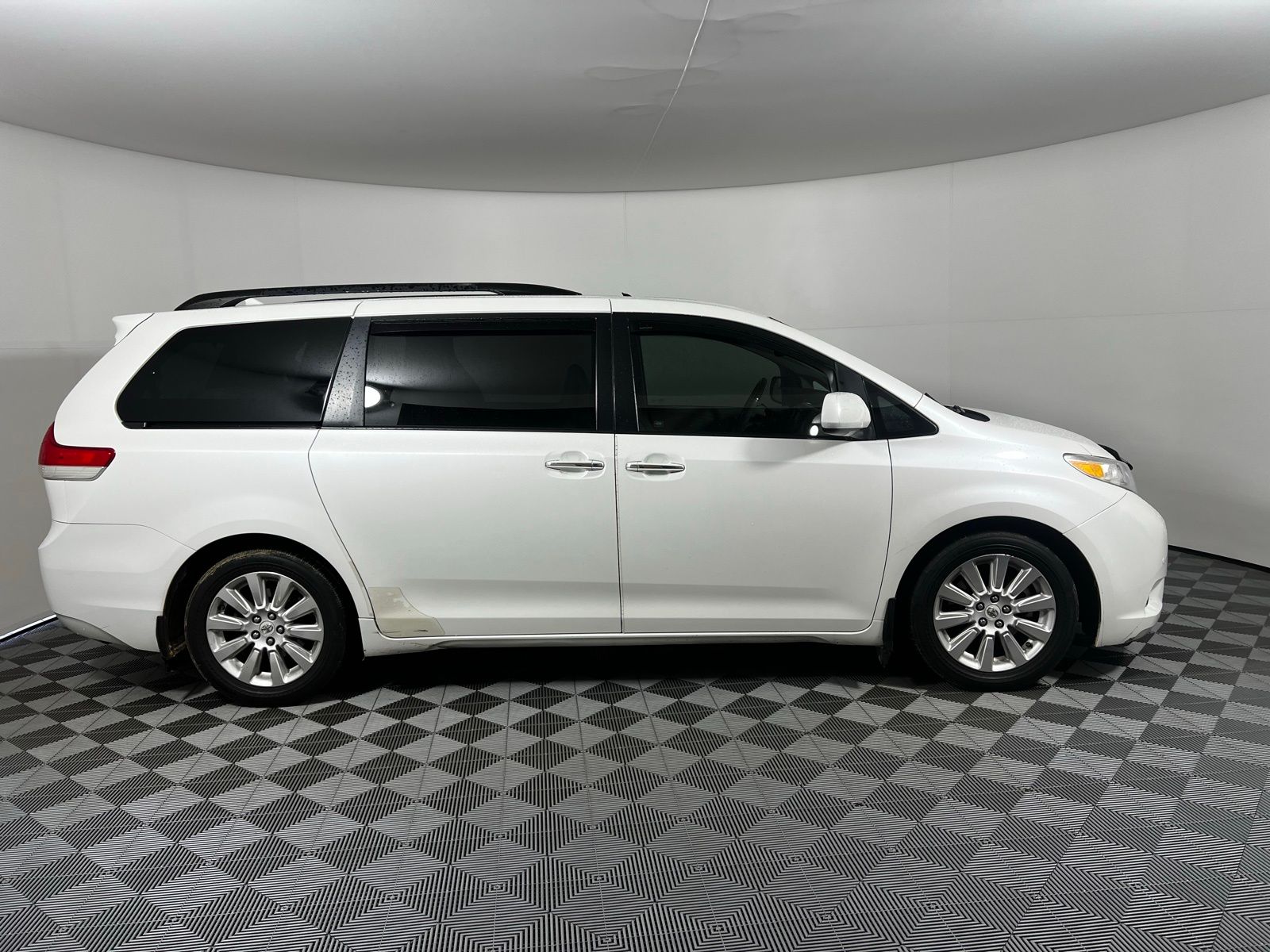 Thumbnail: 2011 Toyota Sienna - 4