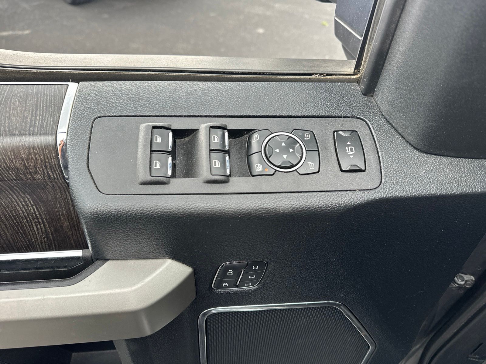 Used 2020 Magnetic Metallic Ford Lariat image 18