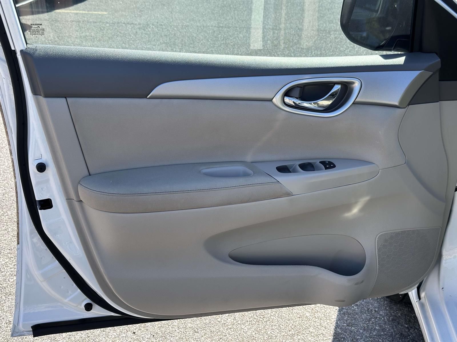 Used 2014 White Nissan S image 21