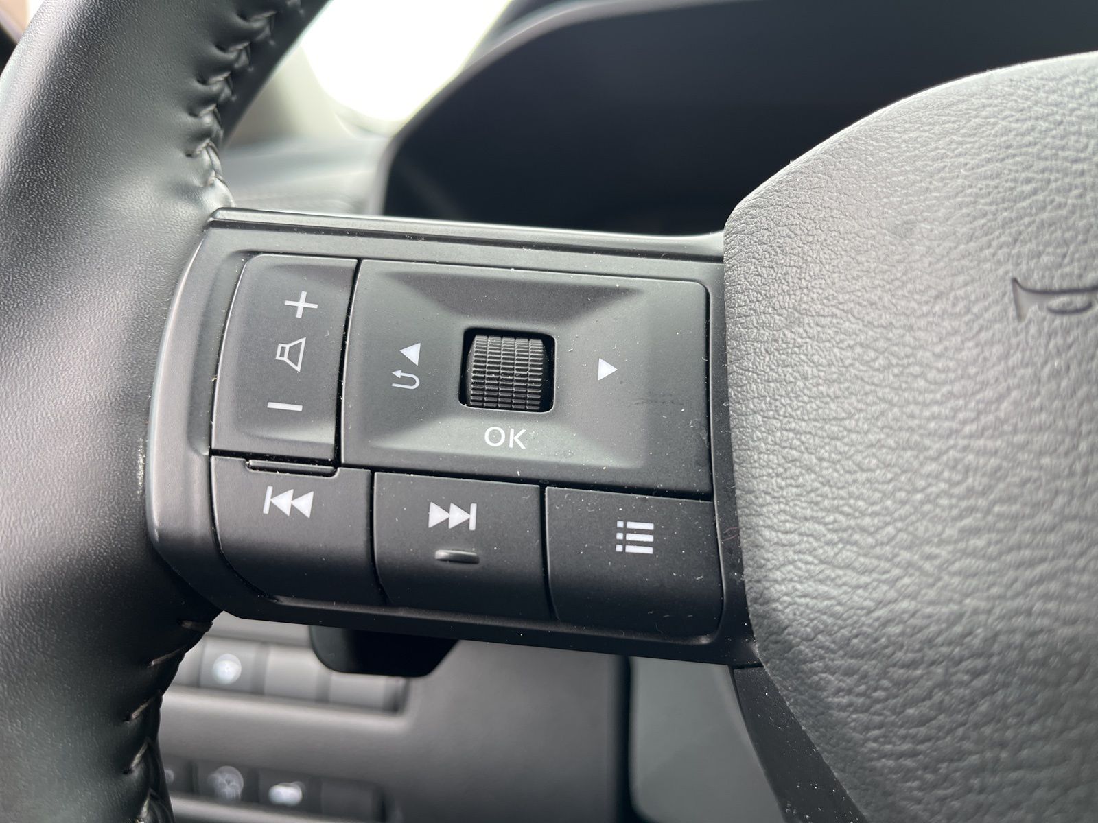 Used 2025 Gray Nissan SV image 16