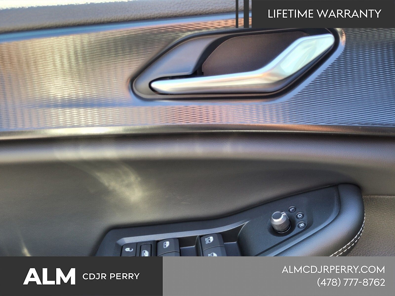 New 2025 Baltic Gray Metallic Clear-Coat Exterior Paint Jeep Laredo image 23