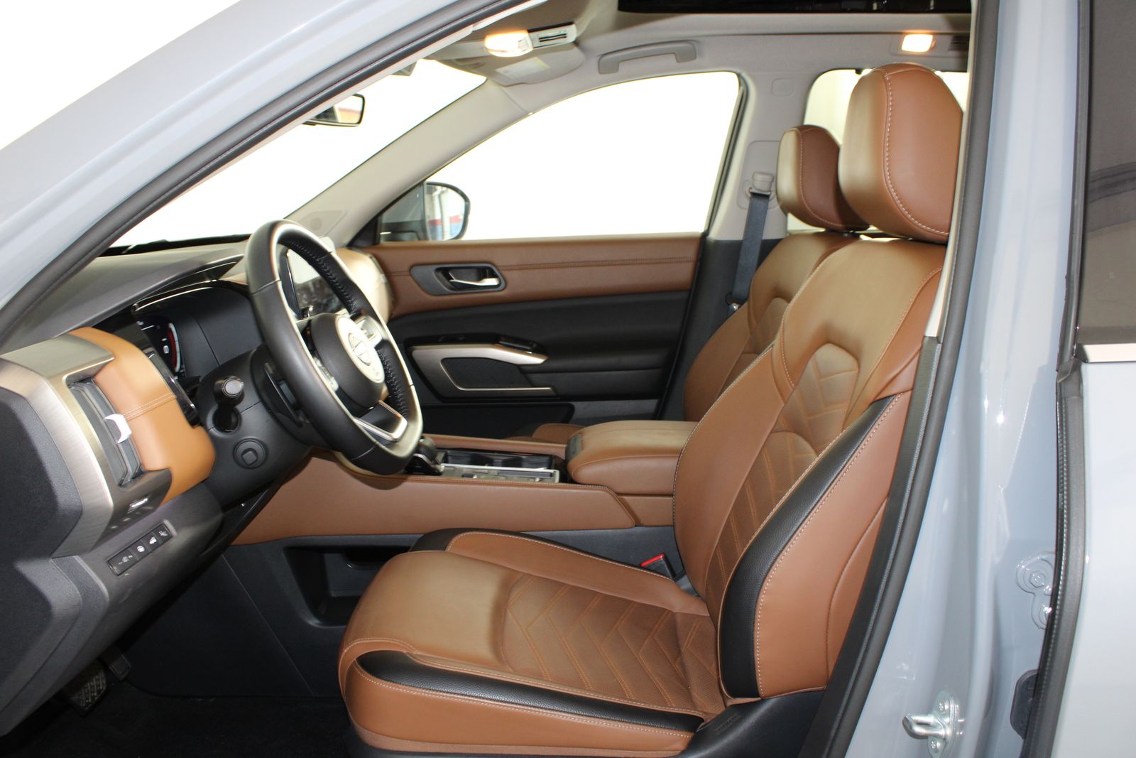 Used 2025 Gray Nissan Platinum image 17