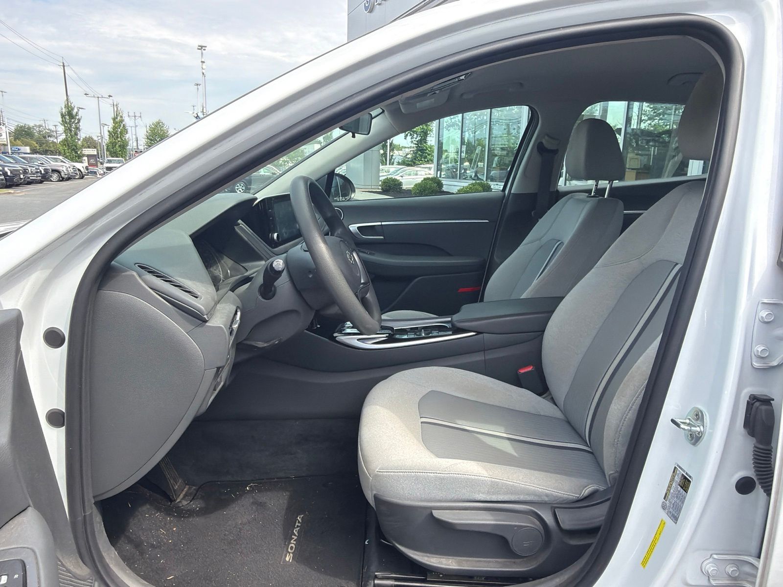 Used 2020 Quartz White Hyundai SE image 9