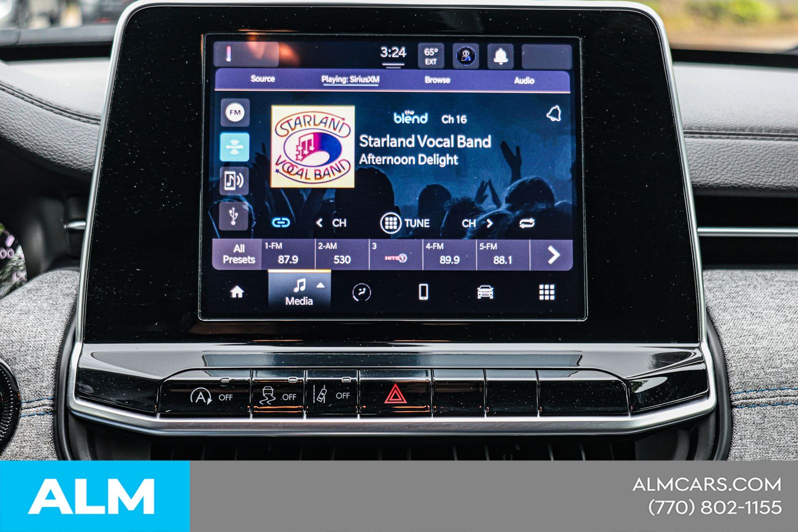 Used 2025 White Jeep Latitude image 29