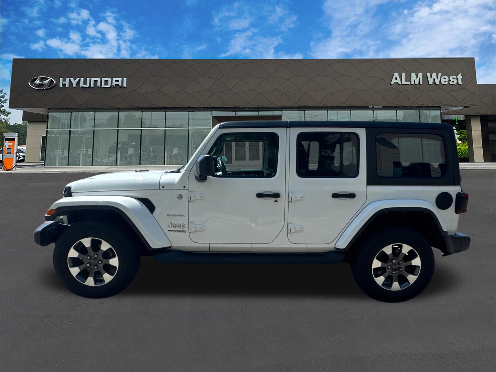 Used 2022 White/off-white Jeep Unlimited Sahara image 8