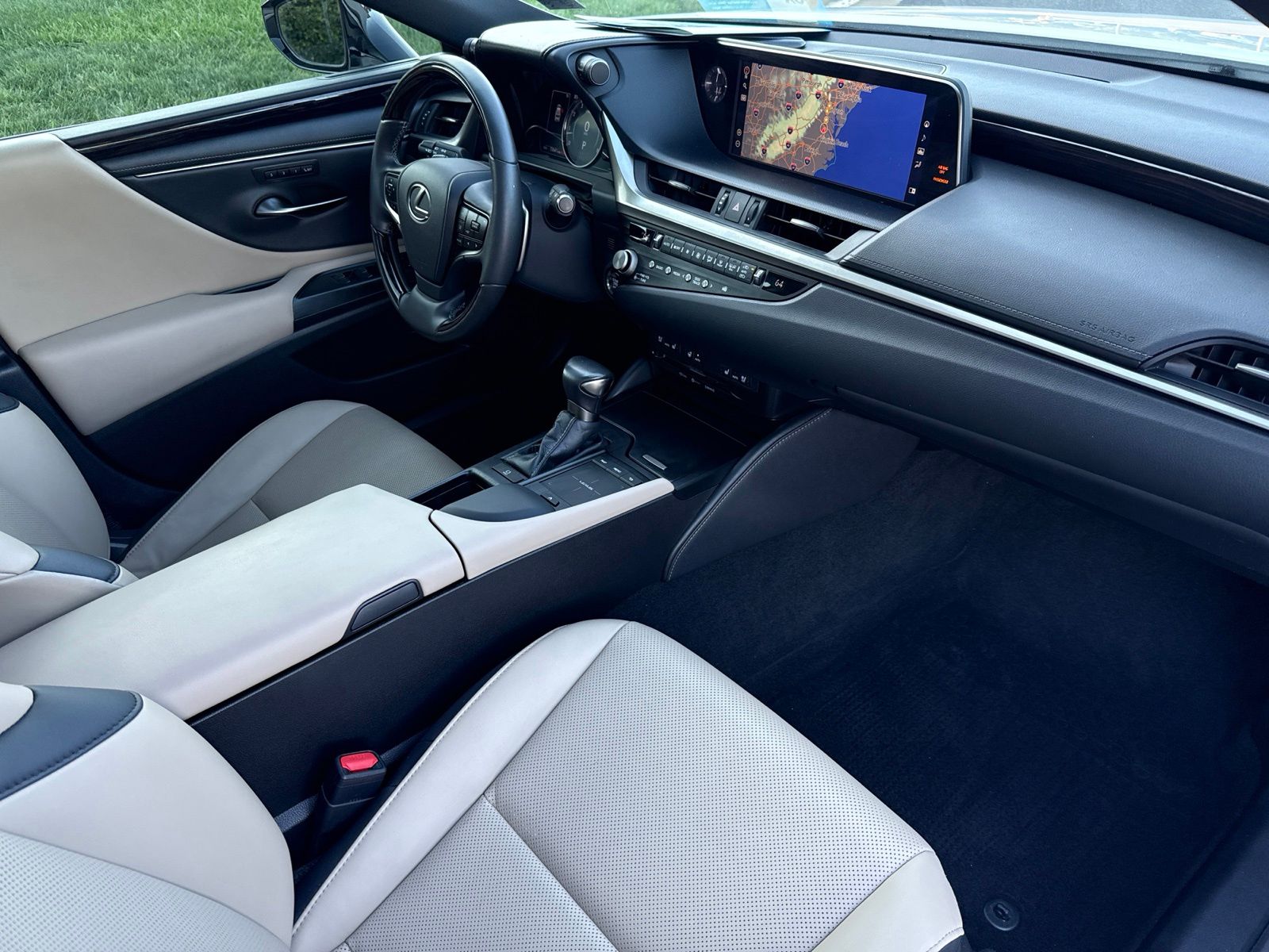 Used 2021 White Lexus 350 image 26