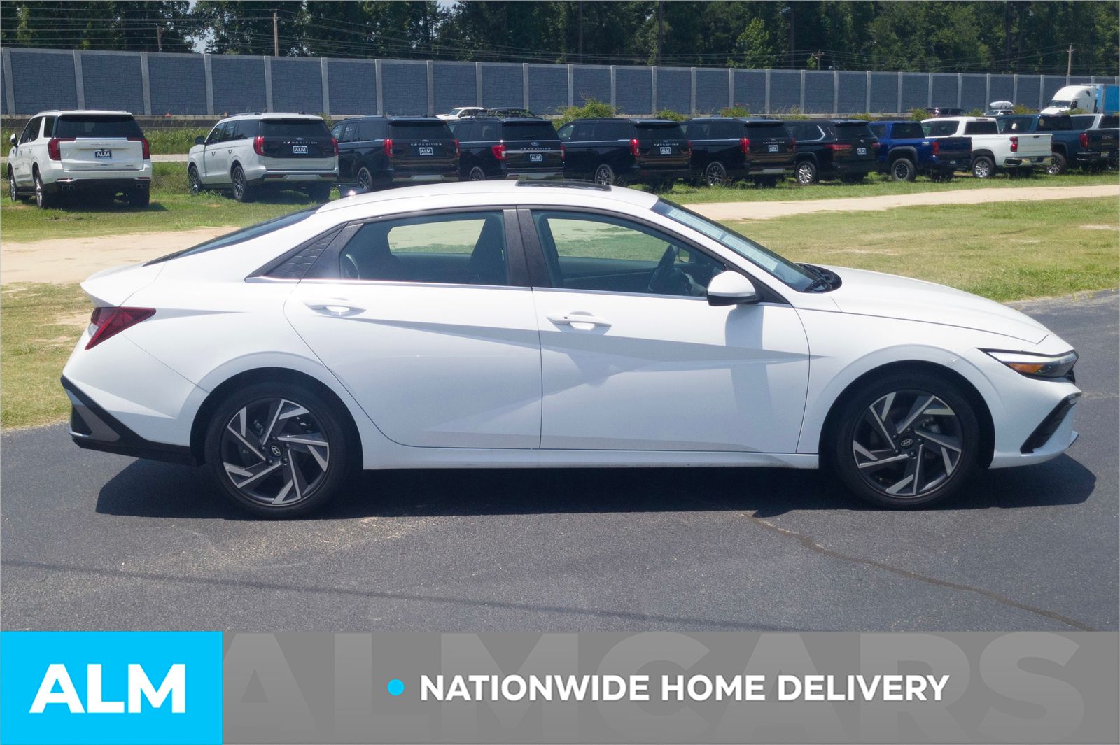 Used 2025 White Hyundai SEL Convenience image 4