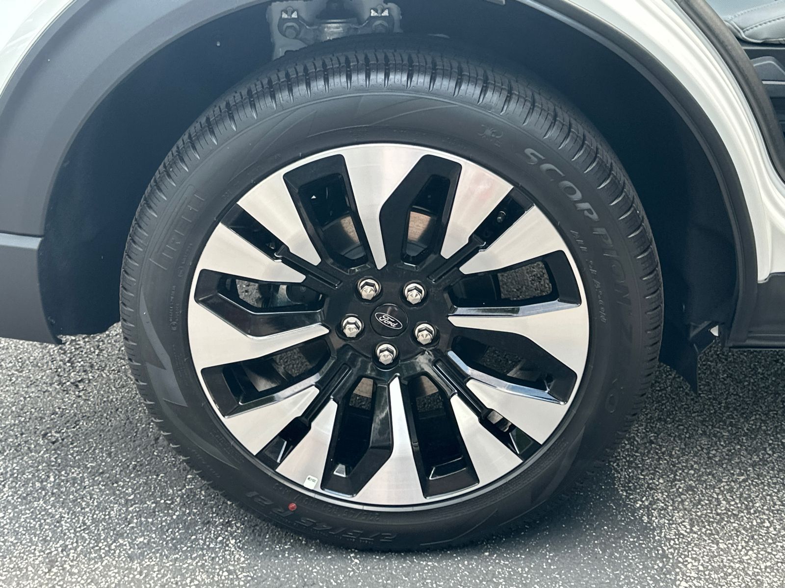 New 2026 Star White Metallic Tri-Coat Ford Platinum™ image 18
