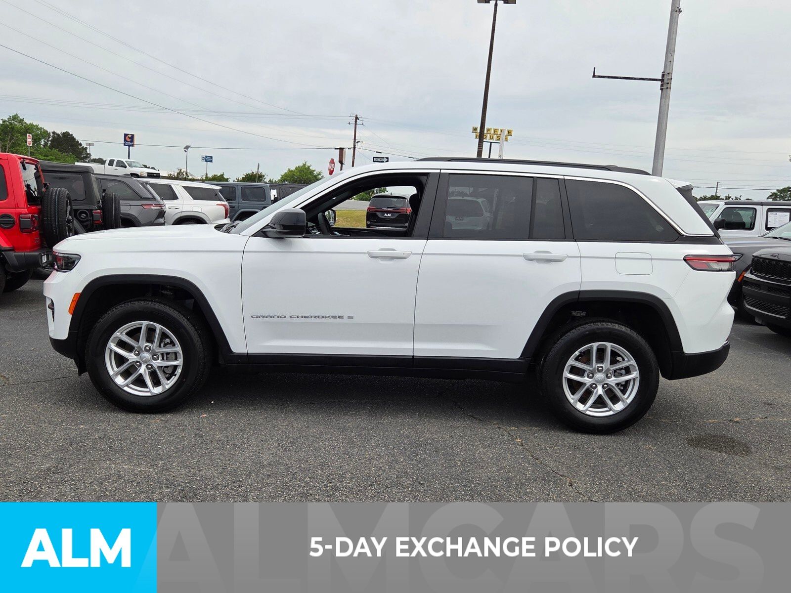 Used 2025 White Jeep Laredo X image 4