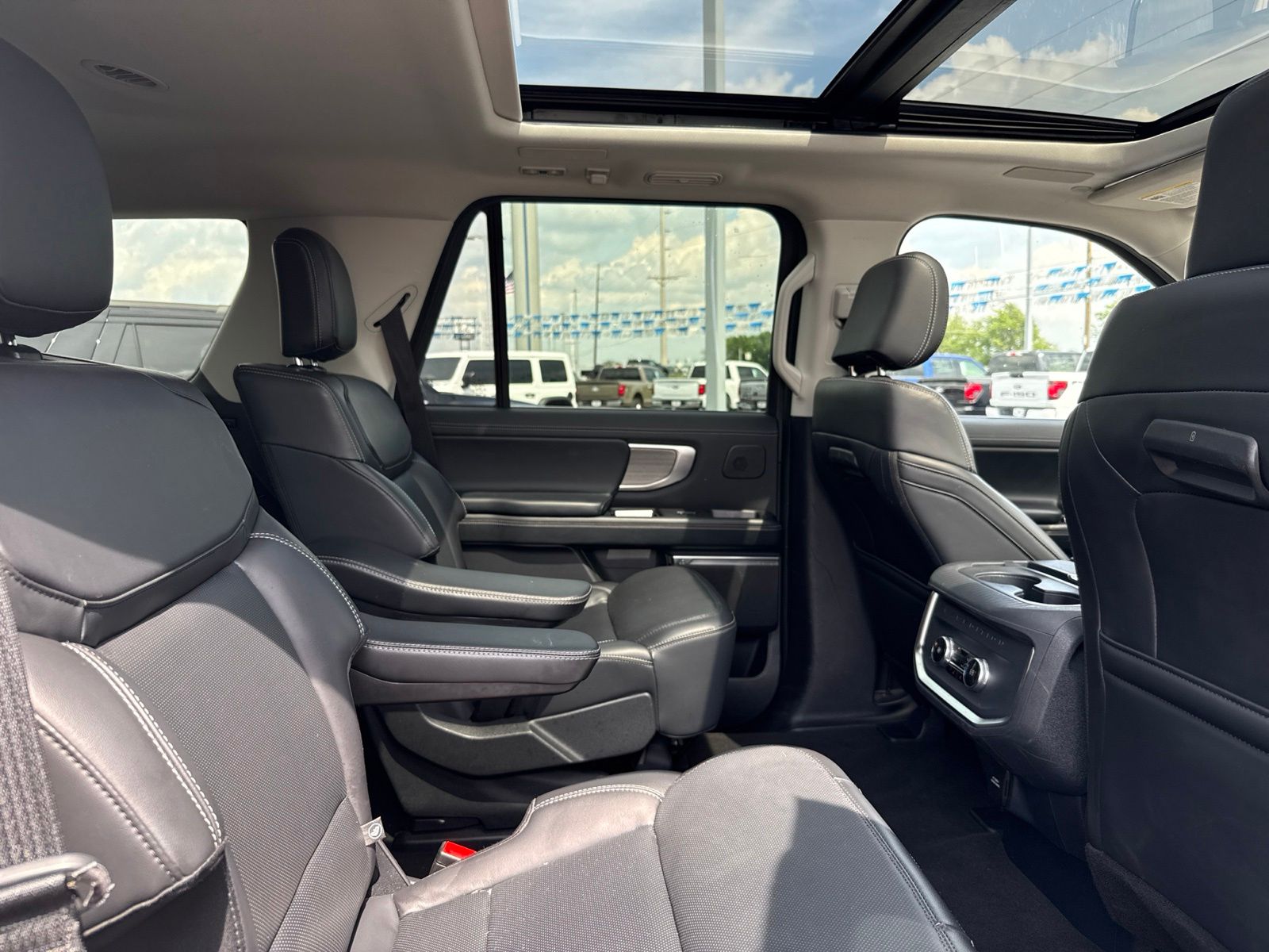 2025 Ford Expedition image 8
