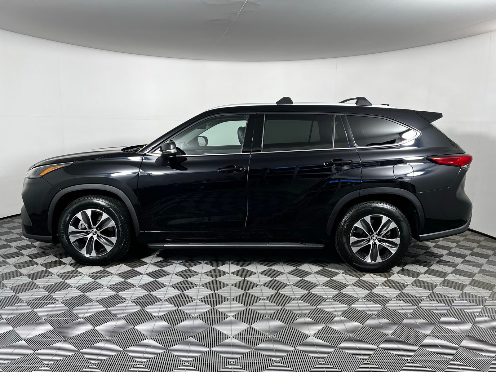 Thumbnail: 2022 Toyota Highlander - 8